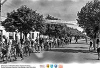 Rajd Turystów- kolumna rowerzystów- 1963 ** Tourist Expedition - formation of cyclists - 1963 - k084<br />Dofinansowano ze środków Ministra Kultury i Dziedzictwa Narodowego, Starostwa Powiatowego w Białymstoku, Urzędu Miejskiego w Łapach, Gminy Sokoły<br />