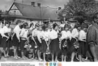 Rajd Turystów-dziewczęta z kwiatami- 1963 ** Tourist Expedition - girls with flowers - 1963 - k085<br />Dofinansowano ze środków Ministra Kultury i Dziedzictwa Narodowego, Starostwa Powiatowego w Białymstoku, Urzędu Miejskiego w Łapach, Gminy Sokoły<br />