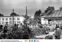 Z przedszkolem i świetlicą w tle- 1963 ** With the kindergarten and the day room in the background - 1963 - k090<br />Dofinansowano ze środków Ministra Kultury i Dziedzictwa Narodowego, Starostwa Powiatowego w Białymstoku, Urzędu Miejskiego w Łapach, Gminy Sokoły<br />