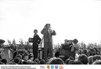 Występ kabaretowy- dożynki 1964 ** Cabaret performance - harvest festival 1964 - k124<br />Dofinansowano ze środków Ministra Kultury i Dziedzictwa Narodowego, Starostwa Powiatowego w Białymstoku, Urzędu Miejskiego w Łapach, Gminy Sokoły<br />