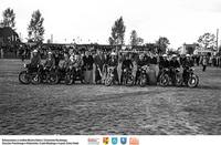 Motocykliści na stadionie- 1 ** Motorcyclists at the stadium - 1 - k130<br />Dofinansowano ze środków Ministra Kultury i Dziedzictwa Narodowego, Starostwa Powiatowego w Białymstoku, Urzędu Miejskiego w Łapach, Gminy Sokoły<br />