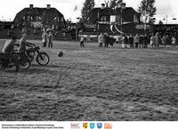 Motocykliści grają w piłkę ** Motorcyclists playing ball - k134<br />Dofinansowano ze środków Ministra Kultury i Dziedzictwa Narodowego, Starostwa Powiatowego w Białymstoku, Urzędu Miejskiego w Łapach, Gminy Sokoły<br />