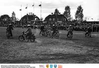 Motocykliści grają w piłkę ** Motorcyclists playing ball - k150<br />Dofinansowano ze środków Ministra Kultury i Dziedzictwa Narodowego, Starostwa Powiatowego w Białymstoku, Urzędu Miejskiego w Łapach, Gminy Sokoły<br />