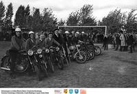 Motocykliści w komplecie ** The whole group of motorcyclists - k160<br />Dofinansowano ze środków Ministra Kultury i Dziedzictwa Narodowego, Starostwa Powiatowego w Białymstoku, Urzędu Miejskiego w Łapach, Gminy Sokoły<br />