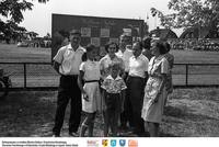 Rodzinnie na stadionie ** With family at the stadium - k177<br />Dofinansowano ze środków Ministra Kultury i Dziedzictwa Narodowego, Starostwa Powiatowego w Białymstoku, Urzędu Miejskiego w Łapach, Gminy Sokoły<br />