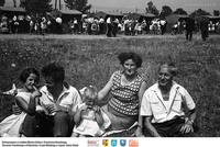 Piknik na stadionie ** Picnic at the stadium - k178<br />Dofinansowano ze środków Ministra Kultury i Dziedzictwa Narodowego, Starostwa Powiatowego w Białymstoku, Urzędu Miejskiego w Łapach, Gminy Sokoły<br />