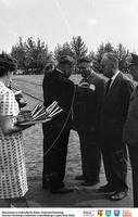 Wręczenie medalu ** Awarding a medal - k207<br />Dofinansowano ze środków Ministra Kultury i Dziedzictwa Narodowego, Starostwa Powiatowego w Białymstoku, Urzędu Miejskiego w Łapach, Gminy Sokoły<br />