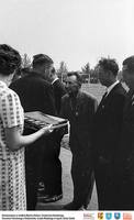 Wręczenie medalu- z ukłonem ** Awarding a medal - with a bow - k209<br />Dofinansowano ze środków Ministra Kultury i Dziedzictwa Narodowego, Starostwa Powiatowego w Białymstoku, Urzędu Miejskiego w Łapach, Gminy Sokoły<br />