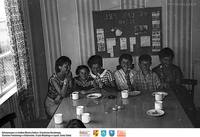 Miluki- 1964- przy stole ** Miluki - 1964 - at the table - k227<br />Dofinansowano ze środków Ministra Kultury i Dziedzictwa Narodowego, Starostwa Powiatowego w Białymstoku, Urzędu Miejskiego w Łapach, Gminy Sokoły<br />