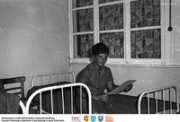 Miluki- 1964- pani siedzi na łóżku ** Miluki - 1964 - class tutor sitting on the bed - k231<br />Dofinansowano ze środków Ministra Kultury i Dziedzictwa Narodowego, Starostwa Powiatowego w Białymstoku, Urzędu Miejskiego w Łapach, Gminy Sokoły<br />