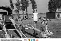 Miluki- 1964- na huśtawkach ** Miluki - 1964 - on swings - k256<br />Dofinansowano ze środków Ministra Kultury i Dziedzictwa Narodowego, Starostwa Powiatowego w Białymstoku, Urzędu Miejskiego w Łapach, Gminy Sokoły<br />