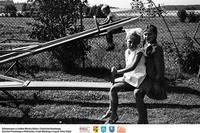 Miluki- 1964- dwie na huśtawce ** Miluki - 1964 - two women on a swing - k257<br />Dofinansowano ze środków Ministra Kultury i Dziedzictwa Narodowego, Starostwa Powiatowego w Białymstoku, Urzędu Miejskiego w Łapach, Gminy Sokoły<br />