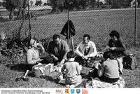 Miluki- 1964- rodzice odpoczywają ** Miluki - 1964 - parents having a rest - k259<br />Dofinansowano ze środków Ministra Kultury i Dziedzictwa Narodowego, Starostwa Powiatowego w Białymstoku, Urzędu Miejskiego w Łapach, Gminy Sokoły<br />