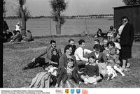 Miluki- 1964- rodzice w odwiedzinach ** Miluki - 1964 - parents during a visit - k266<br />Dofinansowano ze środków Ministra Kultury i Dziedzictwa Narodowego, Starostwa Powiatowego w Białymstoku, Urzędu Miejskiego w Łapach, Gminy Sokoły<br />