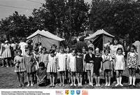 Miluki- 1964- grupa kolonijna ** Miluki - 1964 - summer camp group - k269<br />Dofinansowano ze środków Ministra Kultury i Dziedzictwa Narodowego, Starostwa Powiatowego w Białymstoku, Urzędu Miejskiego w Łapach, Gminy Sokoły<br />