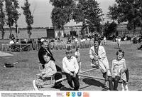 Miluki- 1964- na huśtawkach ** Miluki - 1964 - on swings - k271<br />Dofinansowano ze środków Ministra Kultury i Dziedzictwa Narodowego, Starostwa Powiatowego w Białymstoku, Urzędu Miejskiego w Łapach, Gminy Sokoły<br />