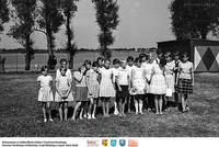 Miluki- 1964- grupa kolonijna ** Miluki - 1964 - summer camp group - k276<br />Dofinansowano ze środków Ministra Kultury i Dziedzictwa Narodowego, Starostwa Powiatowego w Białymstoku, Urzędu Miejskiego w Łapach, Gminy Sokoły<br />