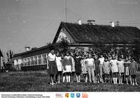 Miluki- 1964- grupa kolonijna ** Miluki - 1964 - summer camp group - k280<br />Dofinansowano ze środków Ministra Kultury i Dziedzictwa Narodowego, Starostwa Powiatowego w Białymstoku, Urzędu Miejskiego w Łapach, Gminy Sokoły<br />