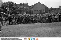 Miluki- 1964- czekają na koncert ** Miluki - 1964 - waiting for a concert - k283<br />Dofinansowano ze środków Ministra Kultury i Dziedzictwa Narodowego, Starostwa Powiatowego w Białymstoku, Urzędu Miejskiego w Łapach, Gminy Sokoły<br />