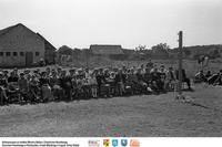 Miluki- 1964- czekają na koncert ** Miluki - 1964 - waiting for a concert - k284<br />Dofinansowano ze środków Ministra Kultury i Dziedzictwa Narodowego, Starostwa Powiatowego w Białymstoku, Urzędu Miejskiego w Łapach, Gminy Sokoły<br />