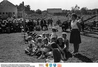 Miluki- 1964- słuchają koncertu ** Miluki - 1964 - listening to the concert - k289<br />Dofinansowano ze środków Ministra Kultury i Dziedzictwa Narodowego, Starostwa Powiatowego w Białymstoku, Urzędu Miejskiego w Łapach, Gminy Sokoły<br />