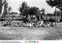 Miluki- 1964- fotografia dużej grupy ** Miluki - 1964 - photograph of a large group - k290<br />Dofinansowano ze środków Ministra Kultury i Dziedzictwa Narodowego, Starostwa Powiatowego w Białymstoku, Urzędu Miejskiego w Łapach, Gminy Sokoły<br />