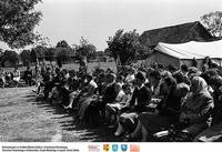 Miluki- 1964- słuchają koncertu ** Miluki - 1964 - listening to the concert - k291<br />Dofinansowano ze środków Ministra Kultury i Dziedzictwa Narodowego, Starostwa Powiatowego w Białymstoku, Urzędu Miejskiego w Łapach, Gminy Sokoły<br />