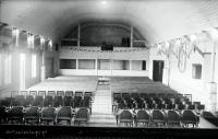 Sala widowiskowa Ogniska KPW w Łapach. Ok. 1930 rok
The concert hall of the KPW (rail service adoption) in Lapy. Circa 1930.