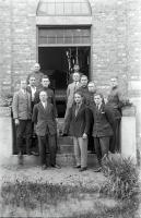 Kanceliści przed halą Warsztatów w Łapach. Ok. 1930 rok
The office employees in fornt of the Workshops in Lapy. Circa 1930.