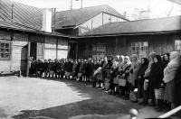 Kolejka po dary świąteczne. Ok. 1935 rok
A queue for the Christmas donations. Circa 1935.