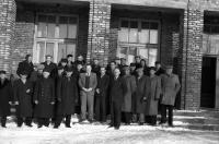 Delegaci PZW przed budynkiem ZSM w Łapach. Ok. 1955 rok. *Delegates PZW in front from ZSM Łapy. Ca. 1955