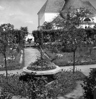 Ogród plebański w Łapach. Ok. 1935 rok.  *Garden parsonic in Łapy. Ca. 1935