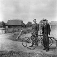 Władysław Piotrowski i Mieczysław Plichta na wycieczce. Ok. 1938 rok. *Vladislav Plichta and Mieczyslaw Piotrowski on tour. Ca. 1938