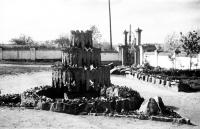 Fontanna przy kościele w Łapach. Ok. 1943 rok *Fountain at  church in Łapy. Ca. 1943