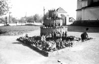 Fontanna przy kościele w Łapach. Ok. 1943 rok *Fountain at a church in Łapy. Ca. 1943