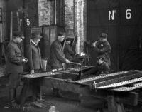Nitowanie. Warsztaty w Łapach. Ok. 1930 rok *Riveting. Workshops in Łapy. Ca. 1930