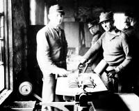 Przygotowanie formy odlewniczej. Warsztaty w Łapach. Ok. 1930 rok *Preparation from  mold. Workshops in Łapy. Ca. 1930