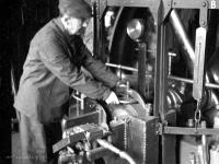 Robotnik przy pracy. Warsztaty w Łapach. Ok. 1930 rok *Worker at work. Workshops in Łapy. Ca. 1930