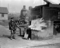 Rozgrzewanie metalu. Warsztaty w Łapach. Ok. 1930 rok *Warming metal. Workshops in Łapy. Ca. 1930