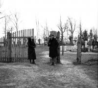 Przed bramą cmentarza w Łapach. Ok. 1935 rok *Before  gate from  cemetery in Łapy. Ca. 1935
