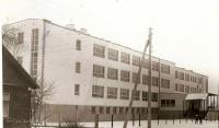 <p>Budynek Liceum Ogólnokształcącego w Łapach. Fot. Nn. 1966 rok. Zbiory własne</p>
