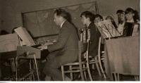 Zespół instrumentalny LO w Łapach. Przy instrumentach klawiszowych prof. Fryderyk Nowicki. 1956 rok. Fot. NN. Z albumu Fryderyka Nowickiego