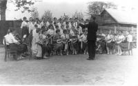 13 czerwca 1962 roku  orkiestra oraz chór żeński LO w Łapach, pod batutą prof. Fryderyka Nowickiego, wystąpiły podczas uroczystości patriotycznych w Roszkach Wodźkach.  Fot. NN. Z albumu prof. Fryderyka Nowickiego. Archiwum własne