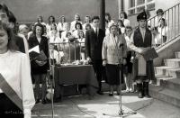 <p>Uroczystość przy obelisku Niepodległości 1918- 1988 przed budynkiem LO w Łapach. 1992 rok. Fot. Marian Olechnowicz. Archiwum własne</p>
