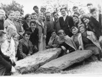  Z wizytą w muzeum archeologicznym Władysława Litwińczuka w Surażu. Ok. 1958 rok. Fot. NN. Zbiory własne