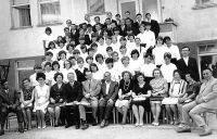  Nauczyciele i maturzyści. 1966 rok. Fot. NN. Zbiory własne