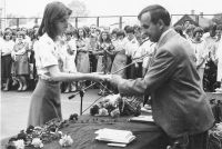  Dyrektor LO Tadeusz Hancewicz wręcza świadectwa szkolne. 1977 rok. Fot. NN. Zbiory Własne