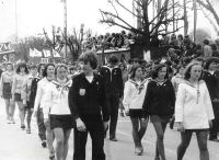  1 Maja 1975- defilują wodniacy. Fot. NN. Z kroniki LO w Łapach
