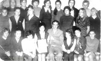  Klasa I „A” i prof. Reginą  Prześnicką oraz prof. Eugeniuszem Hryncewiczem. 1977 rok. Fot. NN.  Zbiory własne