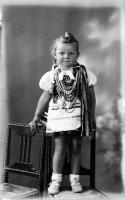 Dziewczynka w stroju ludowym. Ok. 1950 rok
A little girl in a traditional costume. Circa 1950.